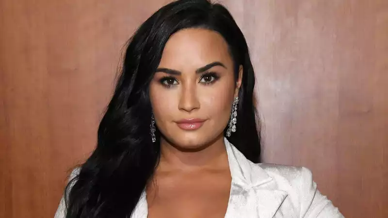 Demi Lovato shows off no makeup in new Instagram selfie