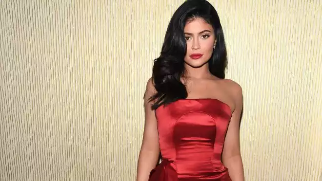 Kylie Jenner posts Photoshopped bikini photo, immediately deletes it