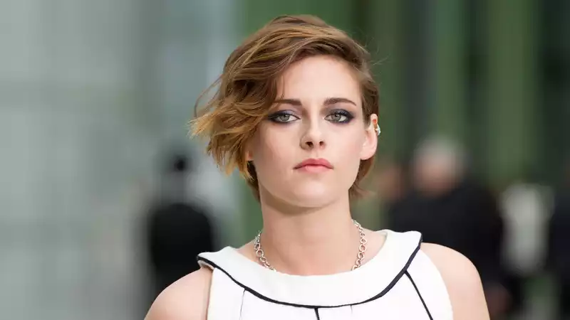 Kristen Stewart dyes her hair tangerine orange for "Quarantine"