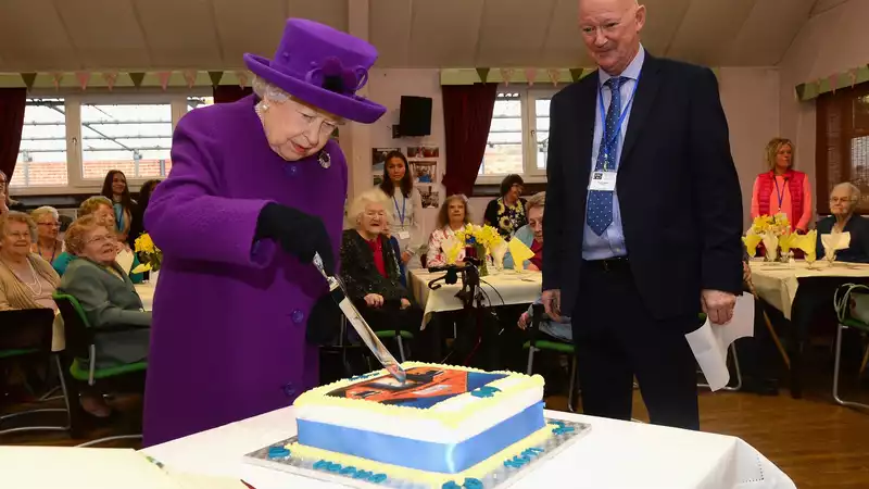 Royal Chef Serves Queen Elizabeth's Birthday with Queen-Themed Cupcakes