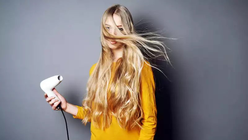 Celebrity stylist teaches how to blow-dry professionally