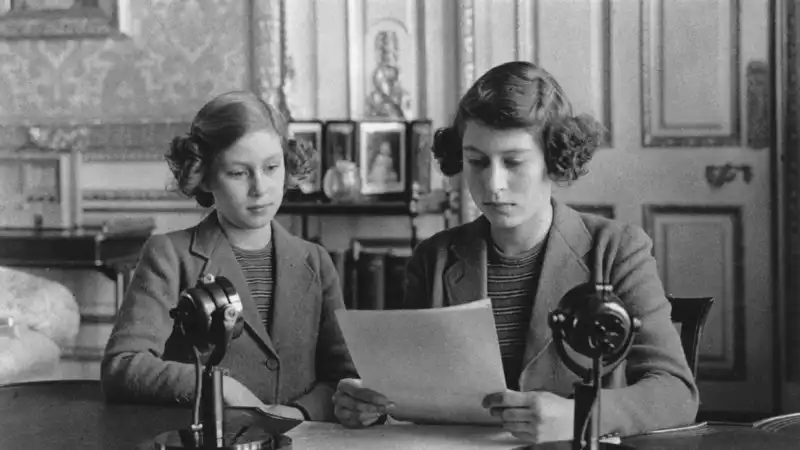 Cambridge children mimic Queen Elizabeth's actions during World War II.