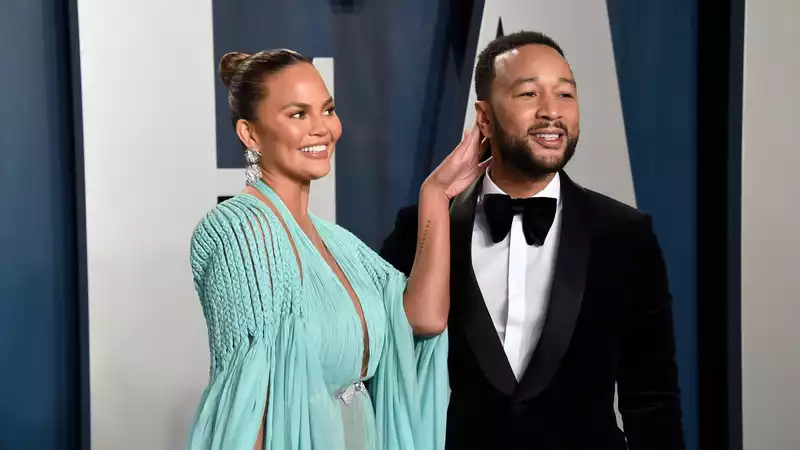 Chrissy Teigen trolls fans by joking that she and John Legend broke up after isolation.