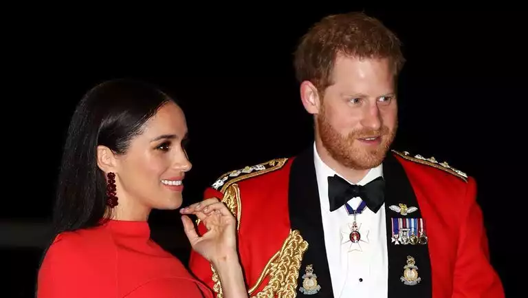 Meghan and Harry, an understated and adorable PDA moment.