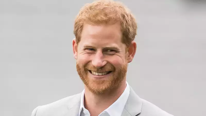 Prince Harry is seen casually shopping for groceries and grinning in Canada.