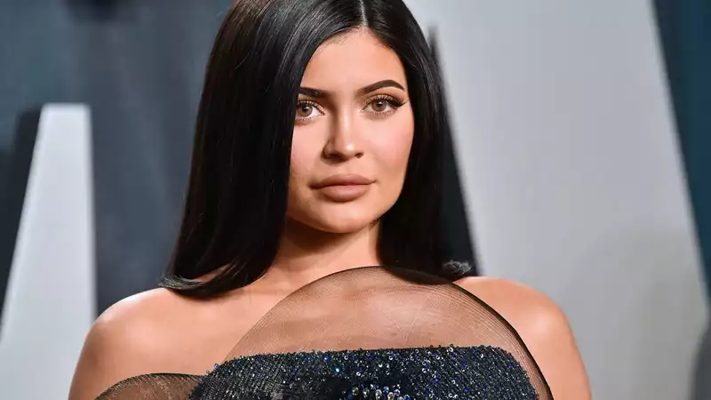 Kylie Jenner goes for a very short bob! Jokingly complains that her hair stylist "cut off all my hair".