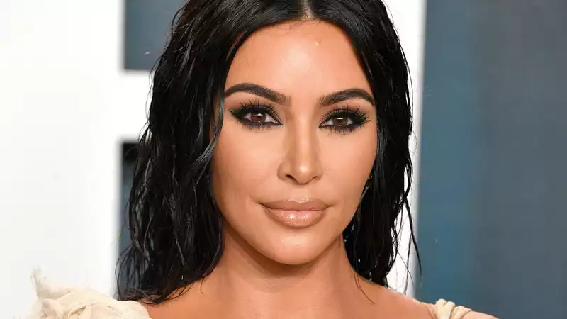 Kim Kardashian transforms her long hair into honey "blonde" waves.