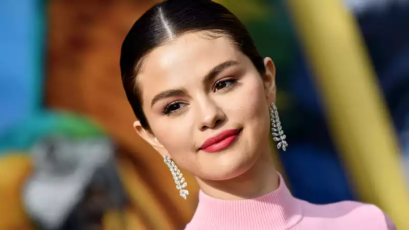 Selena Gomez cuts her hair into a curly lob, giving her a whole new impression.