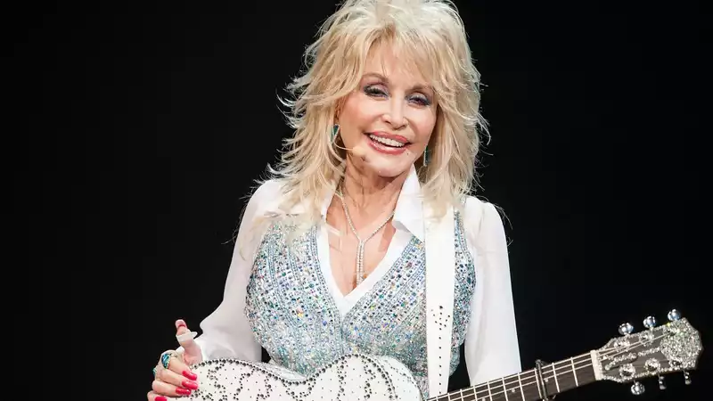 Dolly Parton makes the meme "LinkedIn, Facebook, Instagram, Tinder" go viral.