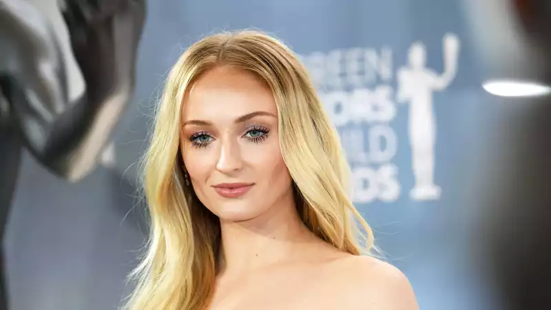 Sophie Turner coordinates Bambi Eyes and Barbie Gown at SAG Awards