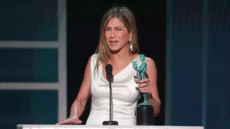 Brad Pitt watches Jennifer Aniston's SAGs speech from backstage