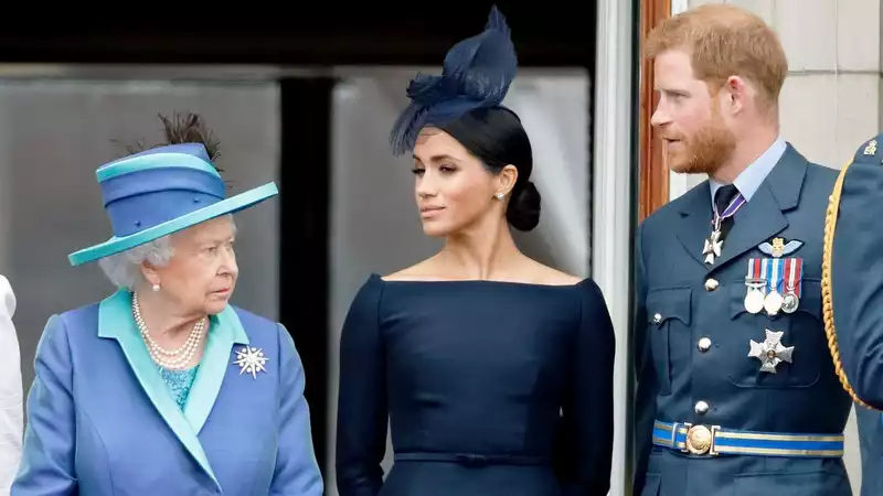 Queen's entourage reportedly "in the dark" about Harry & Meghan's abdication