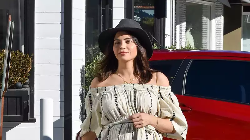 Jenna DeWan shines in her Instagram pregnancy portrait.