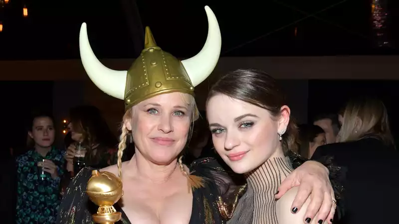 Patricia Arquette Accidentally Punches Joey King in the Head at the Golden Globe Awards