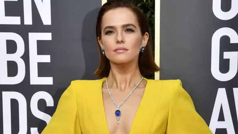 Zoe Deutch wears "Titanic"-style necklace to Golden Globe Awards