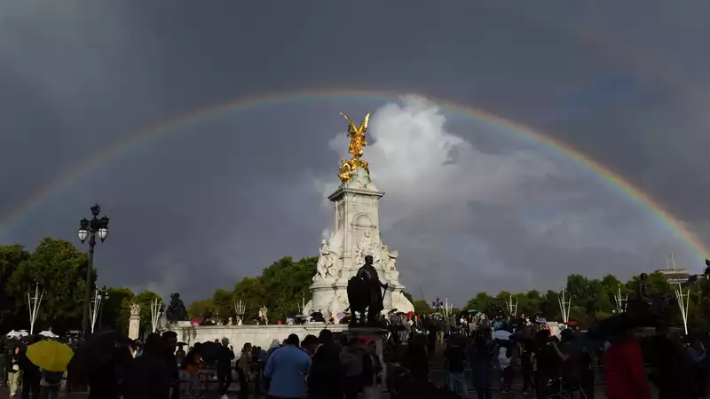 Just before the Queen's death was announced, a double rainbow appeared over Buckingham Palace