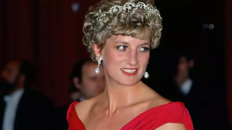 Andrew Morton says Princess Diana, played by Elizabeth Debicki, was "like being with a ghost"