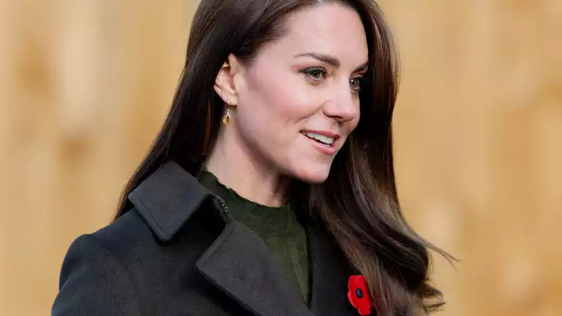 Princess Kate presents a little boy with a poppy pin - watch the heartwarming moment.