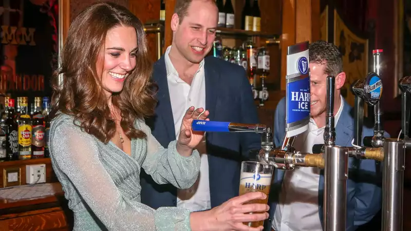 Prince William and Princess Kate enjoy a casual pub date in Windsor