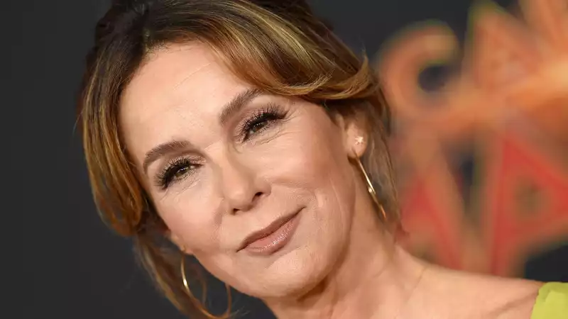 Jennifer Grey of "Dirty Dancing" opens up about her thinning hair.