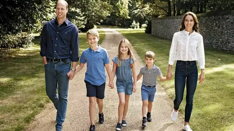 Prince William, Kate Middleton and their children keep it low-key in matching denim for their 2022 Christmas card.