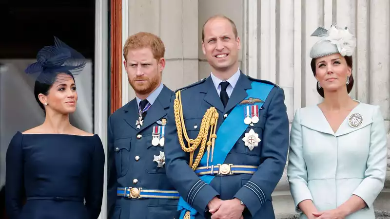 Prince Harry, accompanied by Prince William and Princess Kate, felt like a "gooseberry," insiders claim.