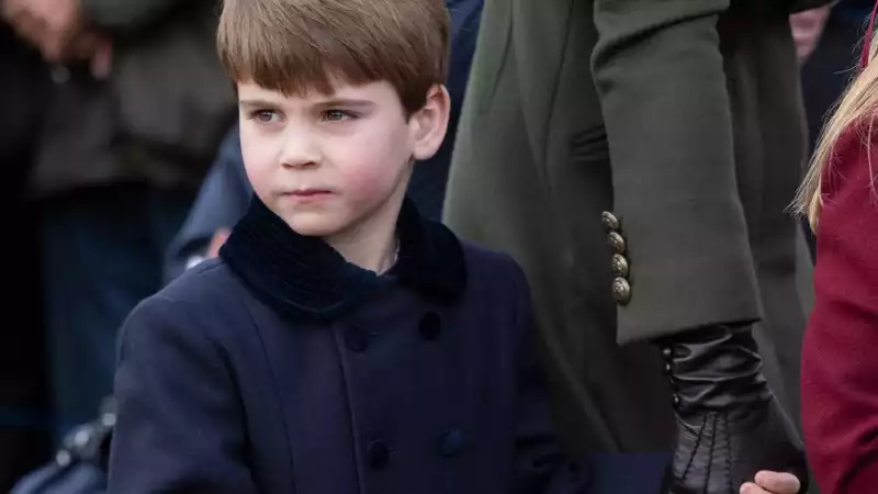 You should see the adorable moment when Prince Louis presents flowers to Princess Charlotte.