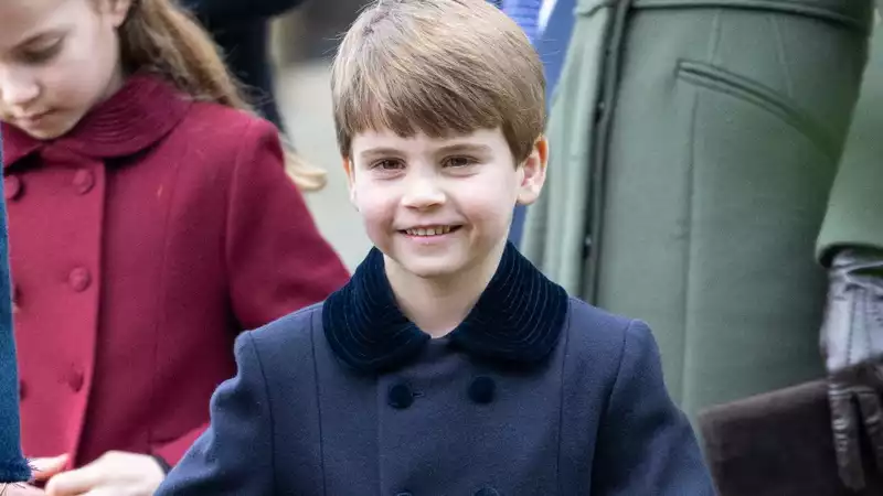 Prince Louis was so preoccupied with Christmas greetings that he fell behind the rest of the royal family