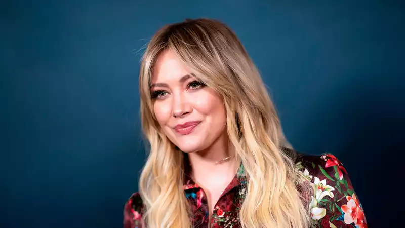 Hilary Duff's daughter tells the entire soccer team that her mother made "bad chicken" and got "diarrhea."