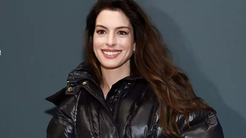 Anne Hathaway says she is "thrilled" to see fans' enthusiasm for "The Princess Diaries 3".