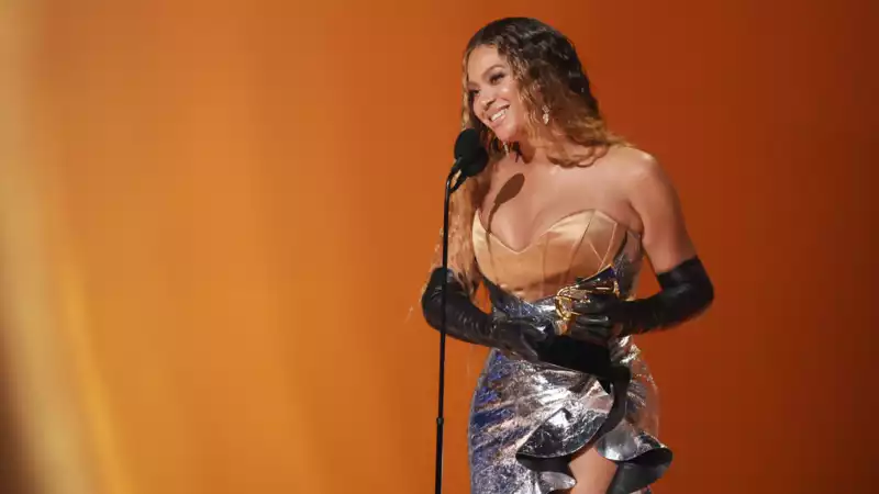 Grammy Queen Bows Down to Beyonce