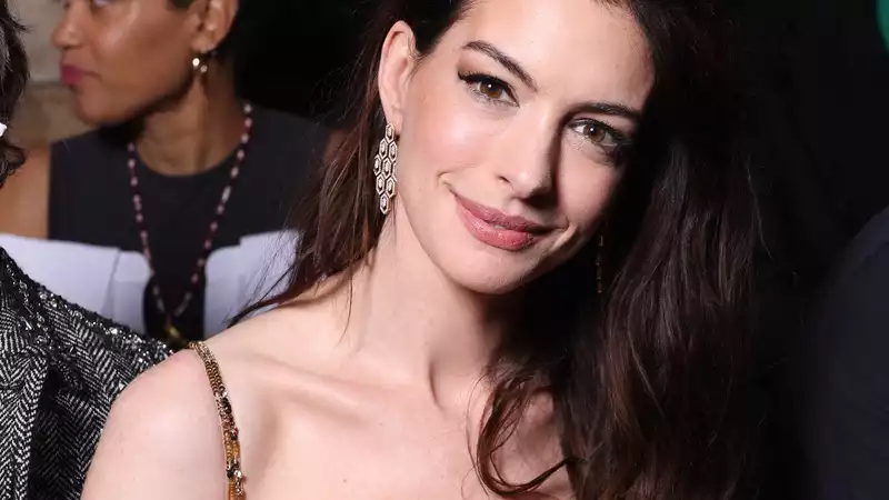 Anne Hathaway Dances in Paris, TikTok Delights Fans