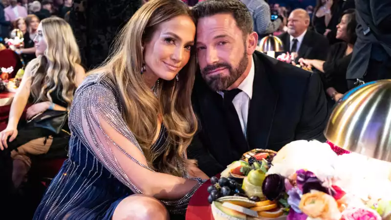 Lipreader claims Jennifer Lopez told Ben Affleck to "be more friendly" at the Grammy Awards.