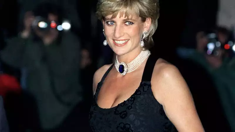 Princess Diana's autograph letter from her divorce sells for $170,000 at auction.