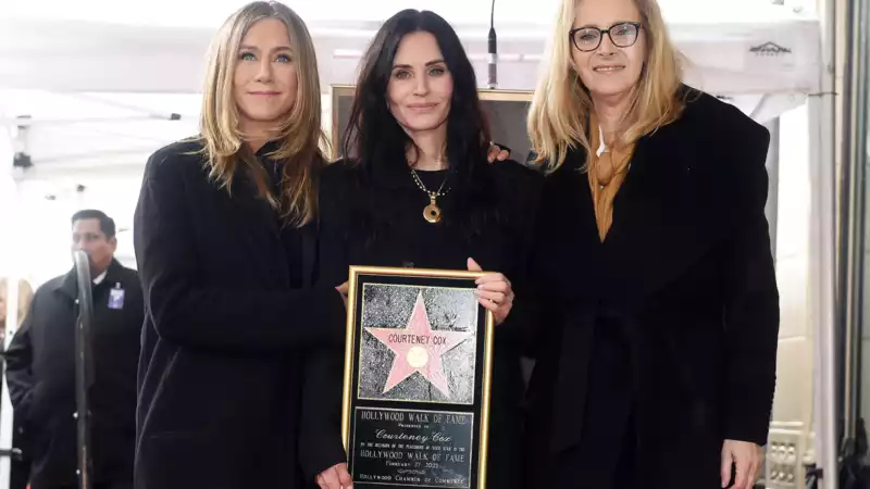 The leading ladies of "Friends" had a sweet reunion to celebrate Courteney Cox's induction into the Hollywood Walk of Fame.