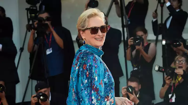 Meryl Streep embraces her natural gray hair.