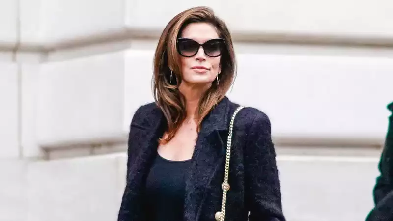 Cindy Crawford shows us the beauty of wardrobe basics.