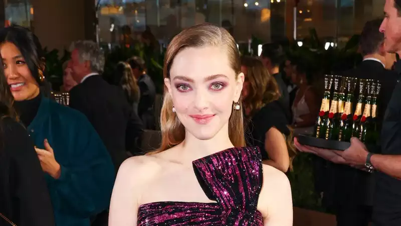 Amanda Seyfried added drama last night with a purple smokey eye.