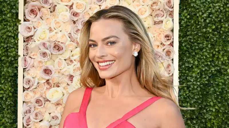 Margot Robbie Transforms into 1977 Superstar Barbie at the 2024 Golden Globe Awards