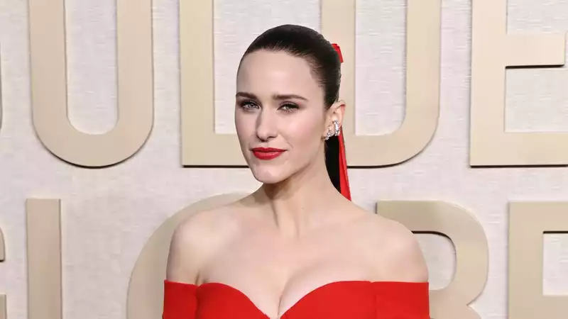 Rachel Brosnahan's "contemporary" Golden Globe-winning ponytail is made possible with this volumizing blow brush