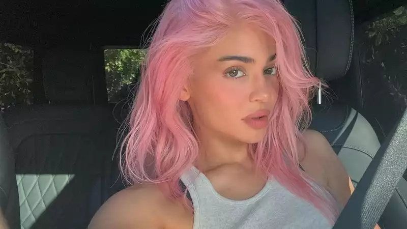 Kylie Jenner returns to her pink-hair days