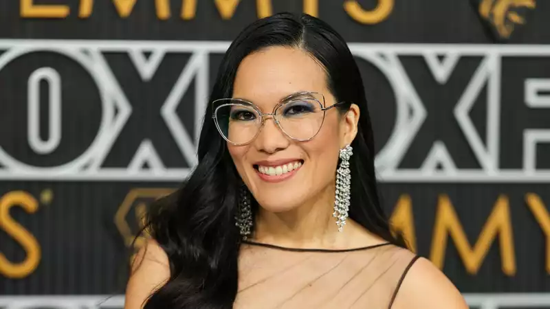 Ali Wong's Makeup Artist Used This Incredible Bronzer Hack for Emmy Glamour