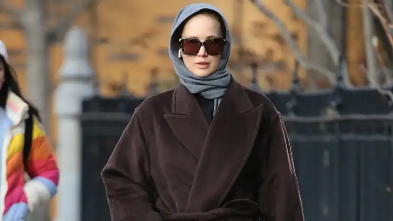 Jennifer Lawrence gives loungewear a cure for old Hollywood.