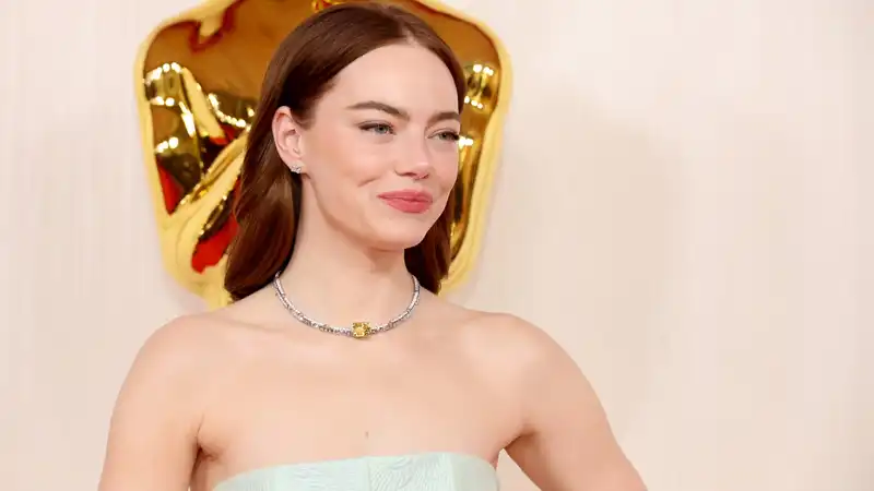 Emma Stone's Oscar Glam takes the major make-up trends of 2024 to the next level.