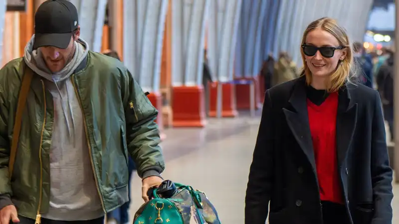 Sophie Turner proves once again that Ugg is the most cozy travel shoes.