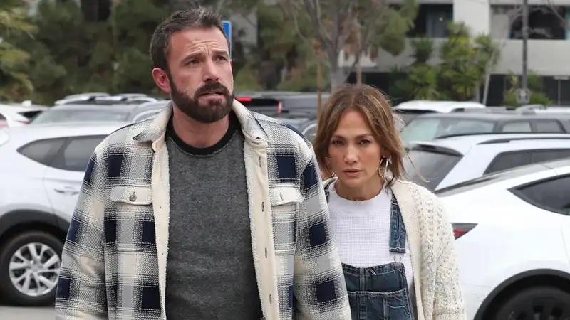 The matching cozy outfits of Jennifer Lopez and Ben Affleck show their synchronized style.