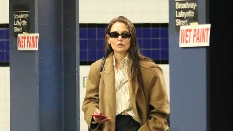 Katie Holmes Deciphers the Codes of Commuter Clothing