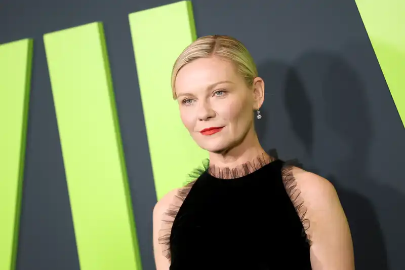 Kirsten Dunst combines ballet-core and gothic black at "Civil War" premiere.