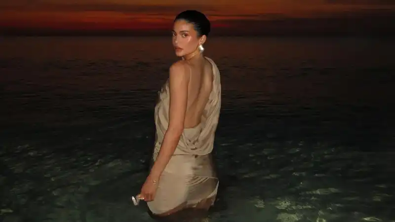 Kylie Jenner goes to the beach in a mermaid-like vacation dress