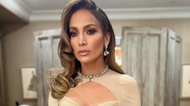 Jennifer Lopez glows like a goddess in Monique Lhuillier's cape gown.